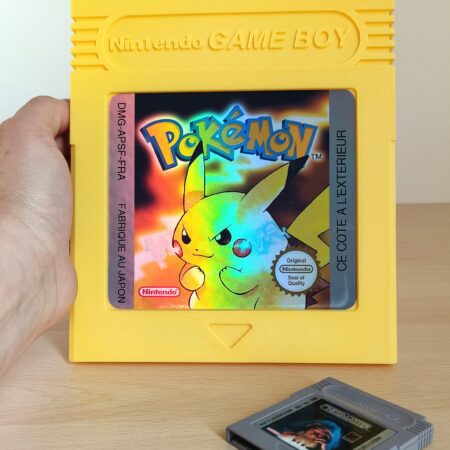 Cartouche Game Boy géante imprimée en 3D jaune Pikachu avec étiquette holographique Pokémon.