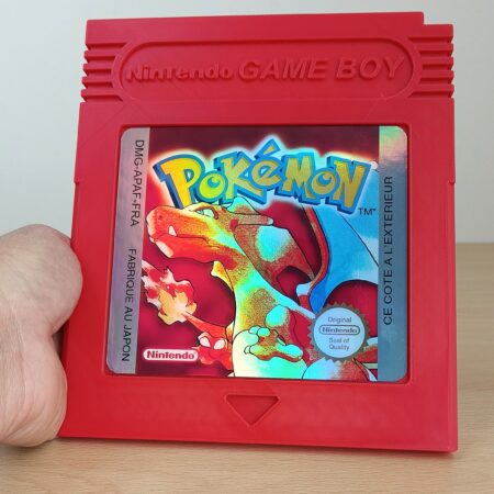 Cartouche Game Boy géante imprimée en 3D rouge Dracaufeu avec étiquette holographique Pokémon.