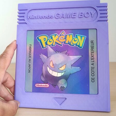 Cartouche Game Boy géante imprimée en 3D violette Ectoplasma avec étiquette holographique Pokémon.