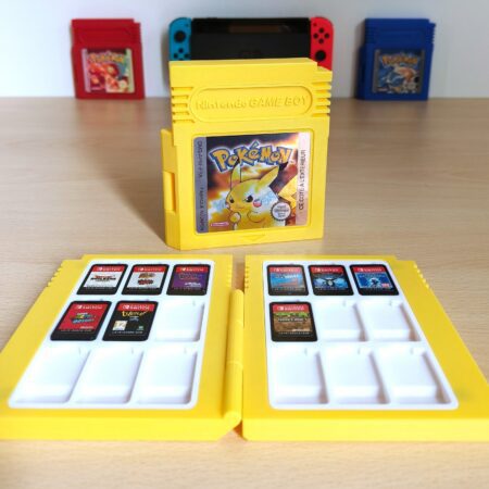 Boîtier de rangement imprimé en 3D jaune pour jeux Nintendo Switch avec étiquette holographique Pikachu.