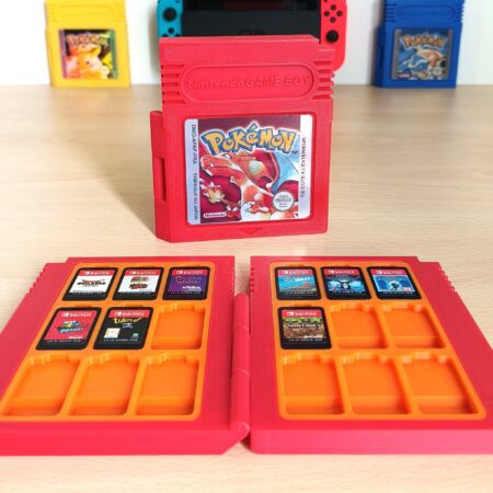Boîtier de rangement imprimé en 3D rouge pour jeux Nintendo Switch avec étiquette holographique Pokémon Dracaufeu.