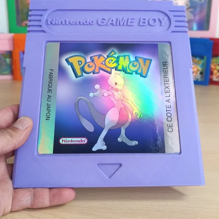 Cartouche Game Boy géante imprimée en 3D violette Mewtwo avec étiquette holographique Pokémon.