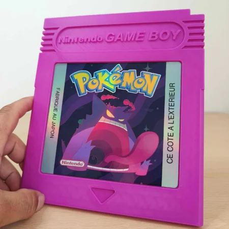 Cartouche Game Boy géante imprimée en 3D fuchsia ectoplasma gigamax avec étiquette holographique Pokémon.