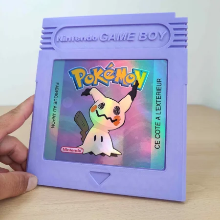 Cartouche Game Boy géante imprimée en 3D violette Mimiqui avec étiquette holographique Pokémon.