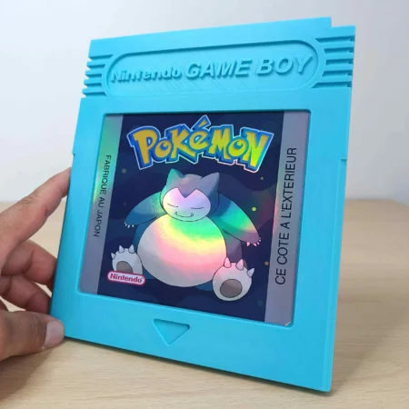 Cartouche Game Boy géante imprimée en 3D Cyan Ronflex avec étiquette holographique Pokémon.